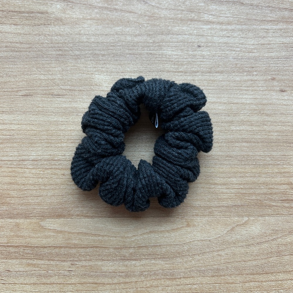 Aritzia TNA Waffle Scrunchie (Black)